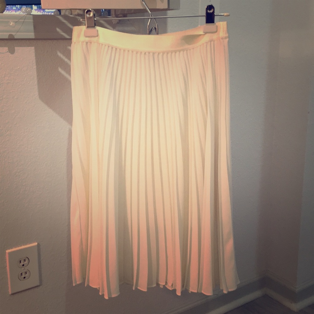 Beautiful pleated ivory skirt from Express